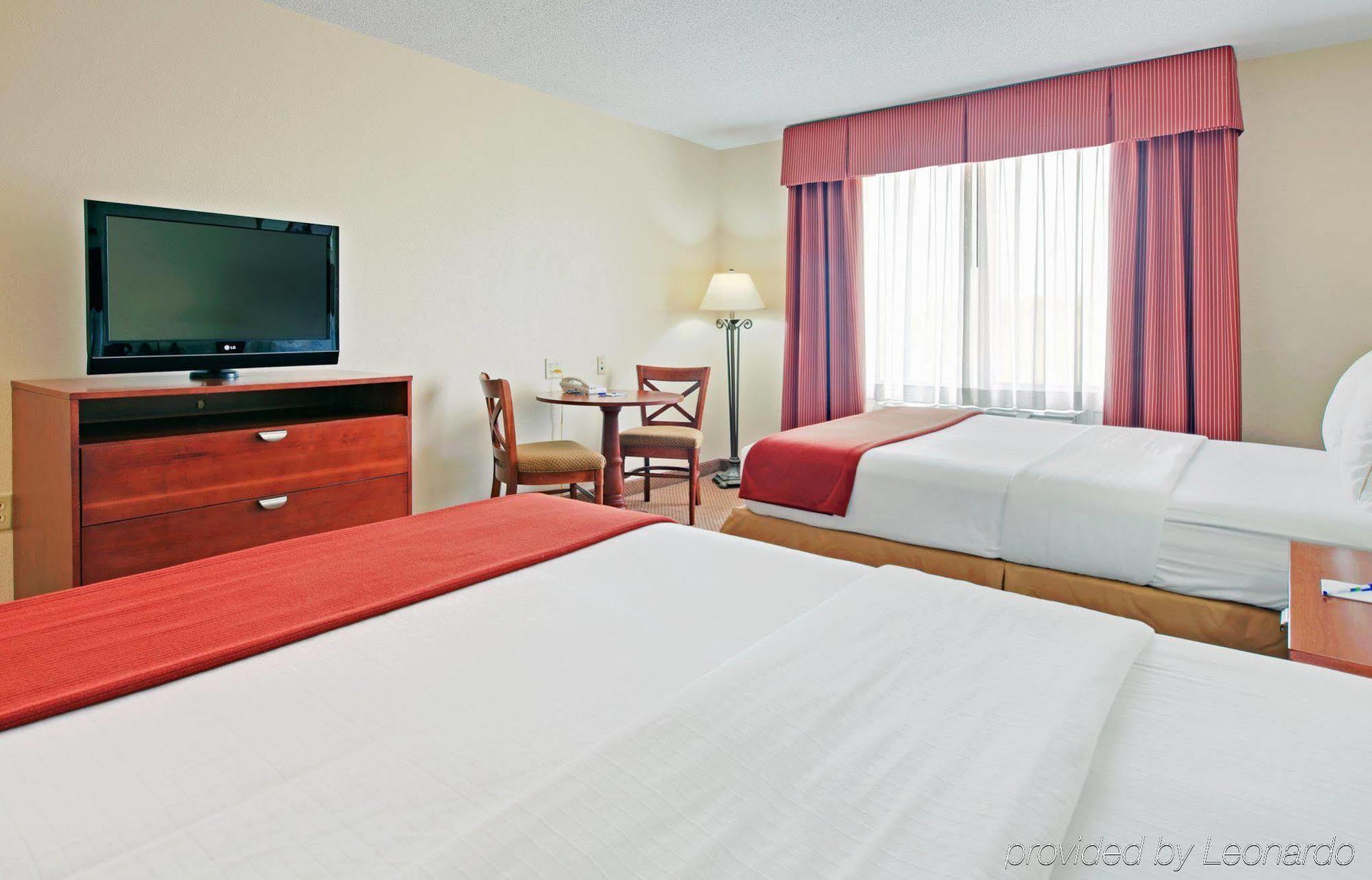 Holiday Inn Express Hotel & Suites Canton By Ihg Room photo